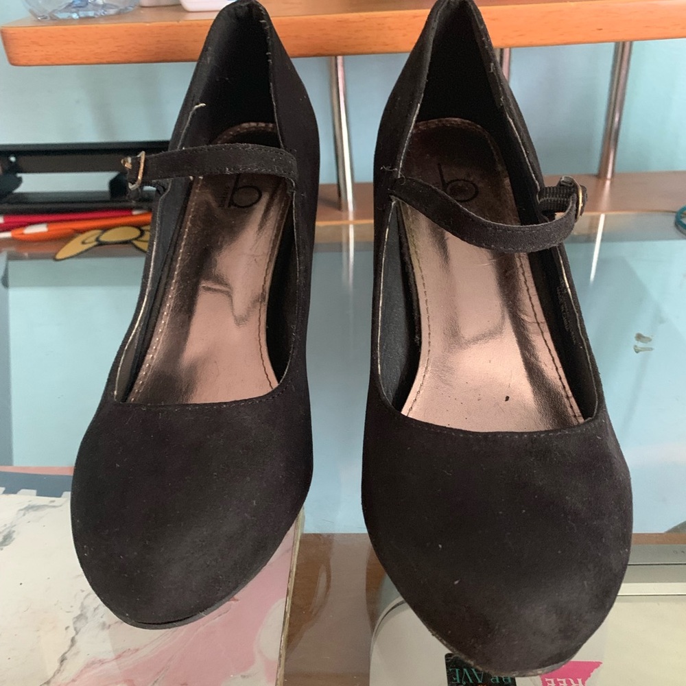 Black pomp’s . Size 9